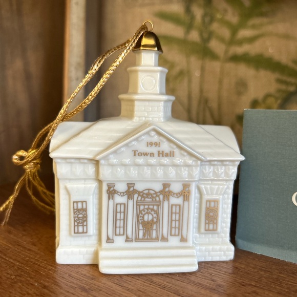 Lenox China 1991 Christmas Ornament Village Town Hall 3rd in Series w/Box EUC - Picture 2 of 8